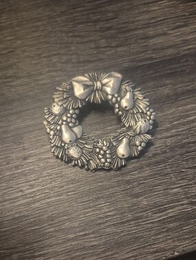 Woodbury Vintage Pewter Christmas Wreath Pin
